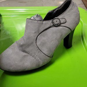 Cushioned heel ankle bootie